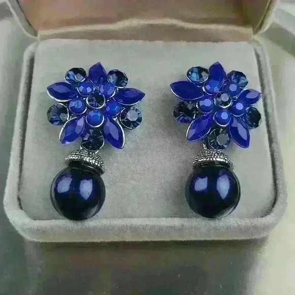 Vintage blue rhinestones with fuax pearl earrings - Picture 1 of 14